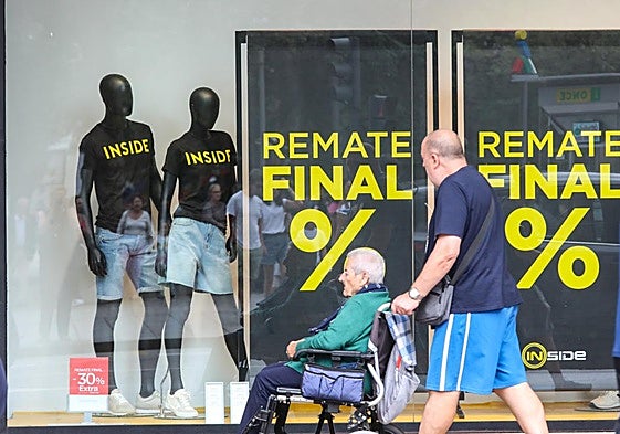 Los remates finales de las rebajas ya se anuncian en los escaparates de la mayoría de tiendas de Avilés.