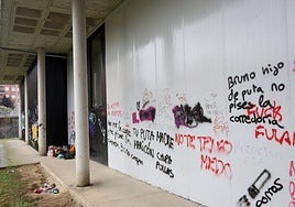 Un sin techo duerme en el mercado de La Corredoria.