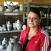 Verónica Rodríguez, sostiene en sus manos un pieza.