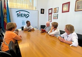 Ángel García se reunió ayer con los representantes vecinales y el párroco de San Miguel de la Barreda.
