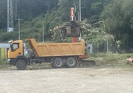 Las obras del futuro aparcamiento municipal gratuito de El Bayu comenzaron en la mañana de ayer con las tareas de desbroce.
