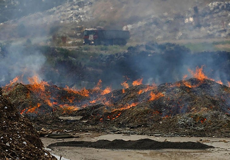 Imagen del incendio en las intalaciones de Cogersa en Serín.