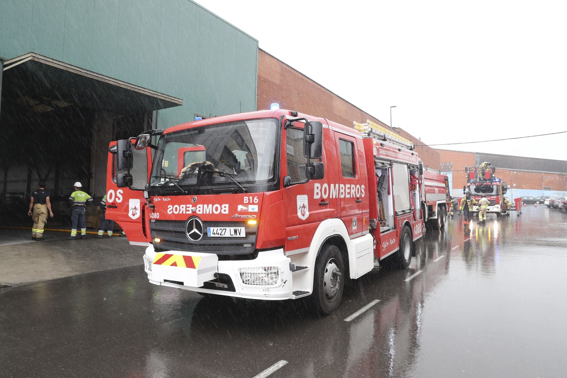 Amplio dispositivo en Gijón para sofocar un incendio en el polígono de Bankunión