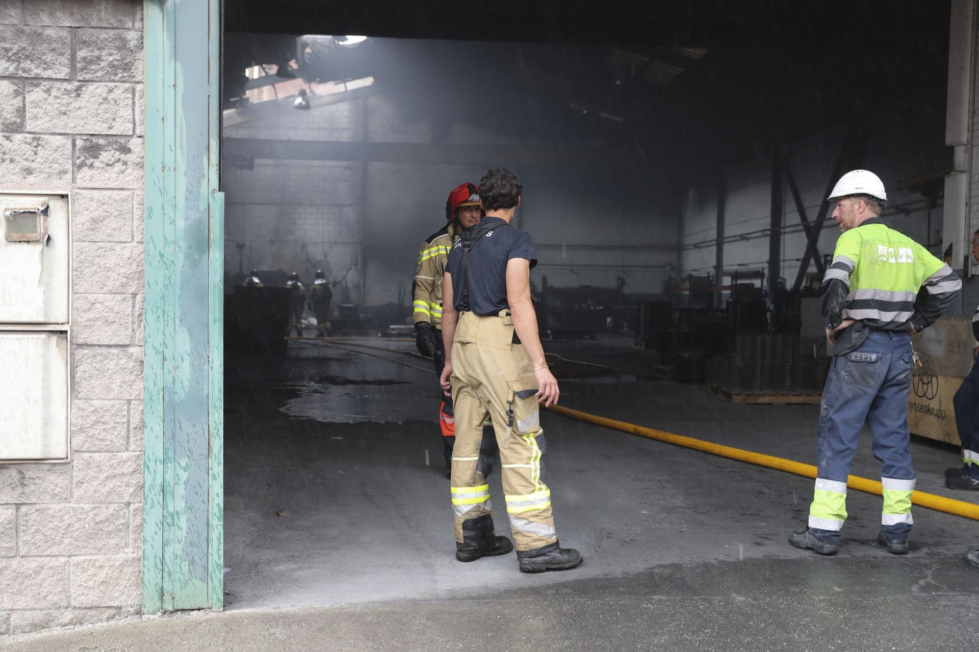 Amplio dispositivo en Gijón para sofocar un incendio en el polígono de Bankunión