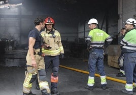 Amplio dispositivo en Gijón para sofocar un incendio en el polígono de Bankunión