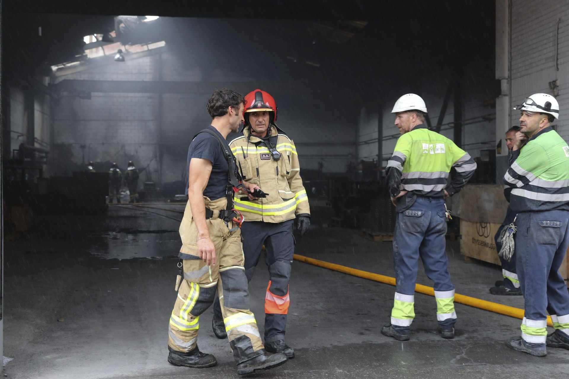 Amplio dispositivo en Gijón para sofocar un incendio en el polígono de Bankunión