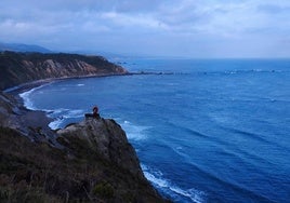 Contemplar y andar los paisajes costeros de Cudillero a la luz de la luna y pasar una tarde entretenida entre aficionados al senderismo y los juegos de mesa: ese es el plan (abierto y gratuito) que tienen en Valdredo para este viernes 23 de agosto