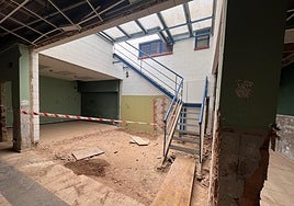 La primera planta del centro de menores Los Pilares y las escaleras que dan acceso al piso superior.