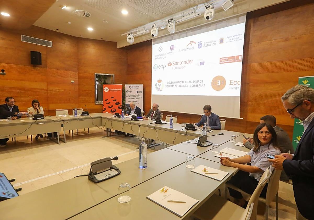 Íñigo Fernández Felgueroso, Tatiana Manso, Luis Rodríguez-Ovejero, Benigno Pendás, Luis Pérez Castaño, Yeray Fernández, Marta Suárez y Víctor Martínez al inicio de las intervenciones .