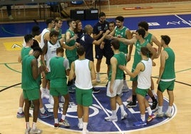 Los jugadores y el staff técnico hacen piña en el centro de la pista tras finalizar el entrenamiento.