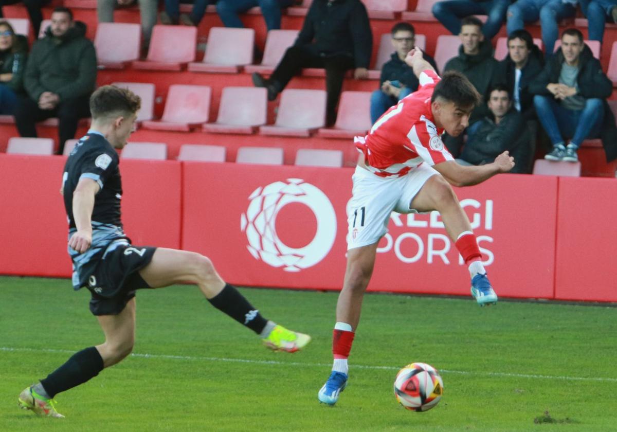 Álex Lozano, en un partido con el Sporting B.