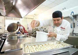 Un cocinero del colegio Auseva trabajando en un curso pasado.
