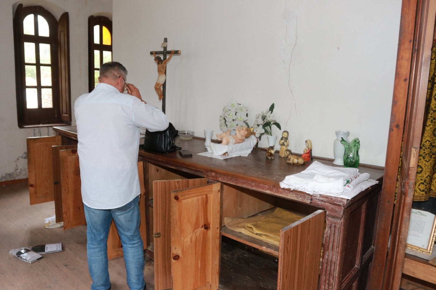 El párroco de San Martín de Huerces, Fernando Velado, ayer, en la sacristía de la iglesia, tal cual la dejaron los ladrones.