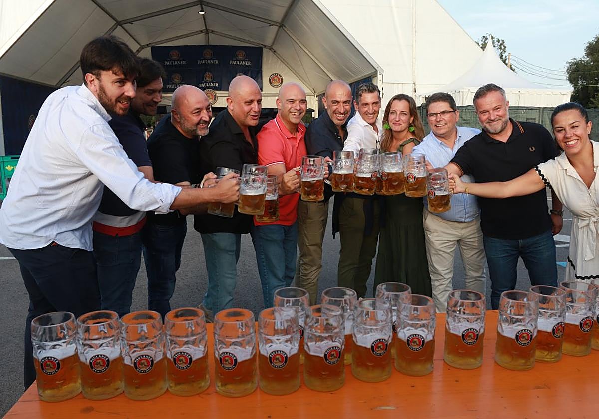 Marcos Arango, Juan Molina, Guzmán Pendás, Iván de la Plata, Jesús Martínez Salvador, Óliver Suárez, Jorge Pañeda, María Caunedo, Toño Migoya, Jacobo López y María González brindan con cerveza tras la inauguración del Oktoberfest.