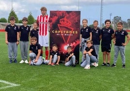 César Gelabert, con un grupo de niños durante su presentación en Mareo.