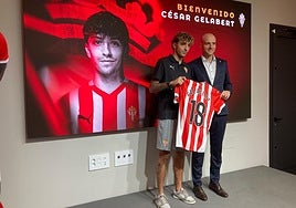 César Gelabert y David Guerra, esta mañana, en la presentación del jugador.