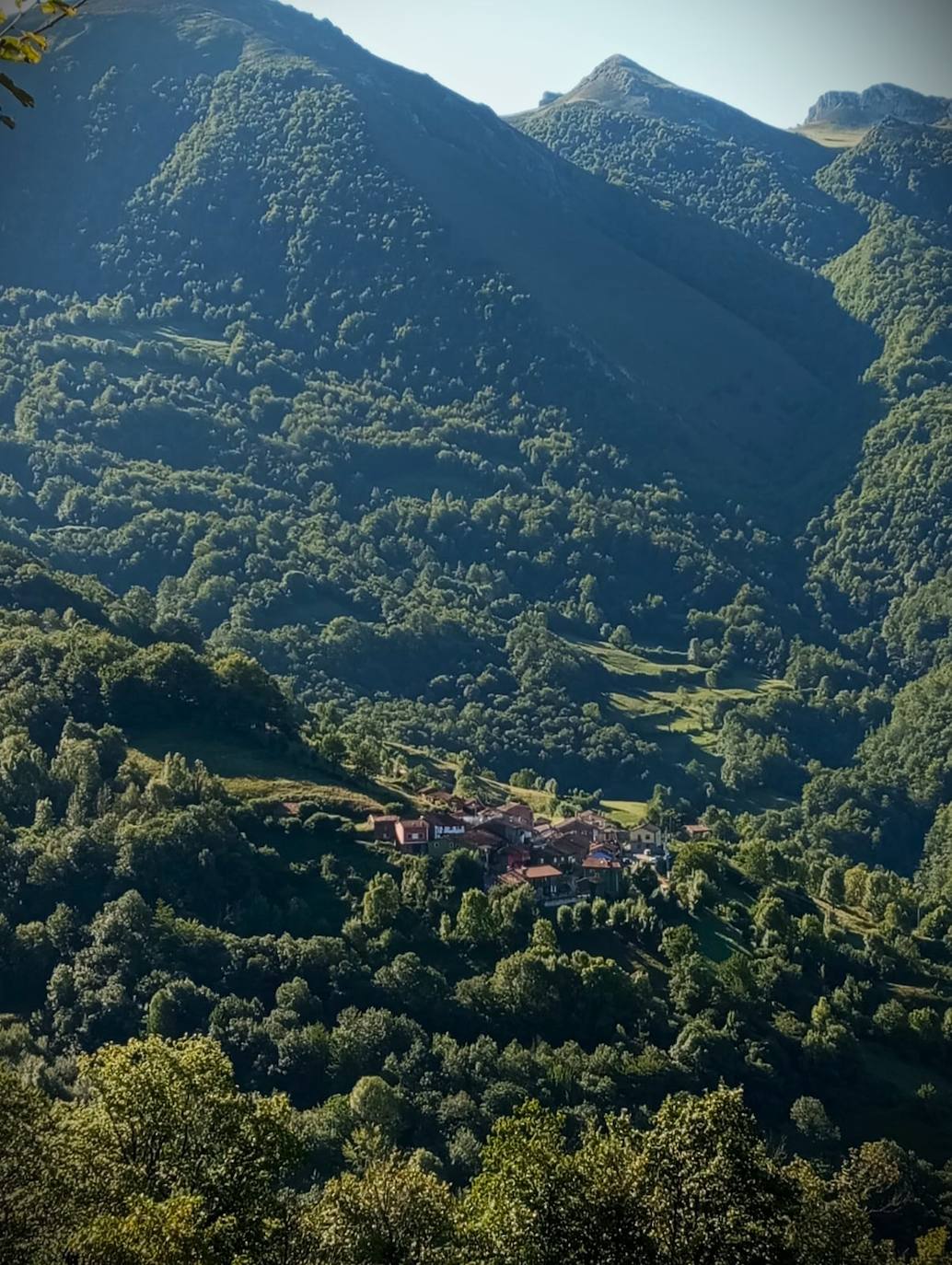 Imagen secundaria 2 - Paisajes, etnografía y pueblos de montaña son los protagonistas de esta ruta, que abarca grandes vistas 