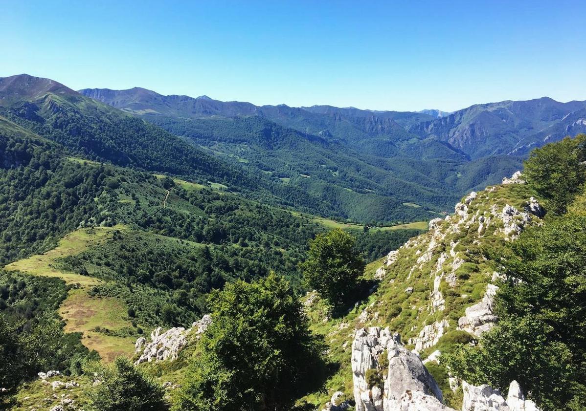 Imagen principal - Paisajes, etnografía y pueblos de montaña son los protagonistas de esta ruta, que abarca grandes vistas 