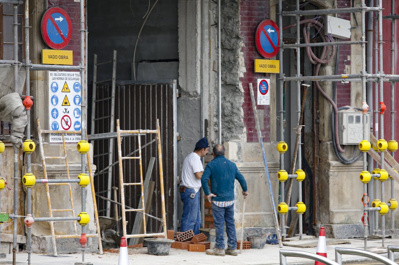Trabajadores de la construcción, en una obra en Gijón.