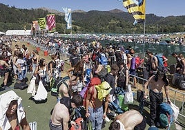 Miles de jóvenes hicieron cola para acceder al recinto del festival.