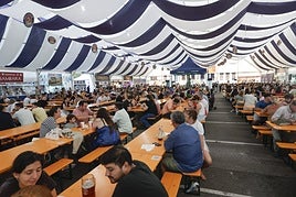 La carpa del Oktoberfest, situada en Hermanos Castro, con un gran ambiente. ARNALDO GARCÍA