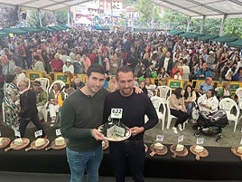 El quesero Guillermo Pendás y el hostelero Iván Suárez, del Llagar de Colloto, ganador de las cuatro últimas subastas de queso Cabrales