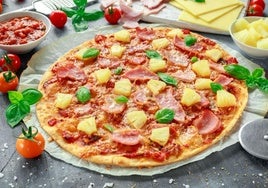 La pizza hawaiana, que lleva piña, es uno de los ejemplos de la fusión entre lo dulce y lo salado.