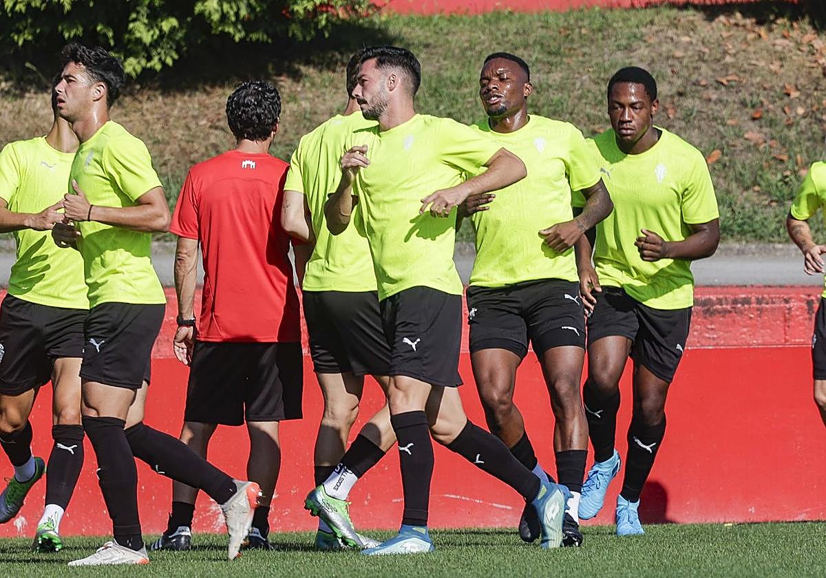 Los futbolistas del Sporting, durante la sesión de preparación desarrollada ayer en Mareo.