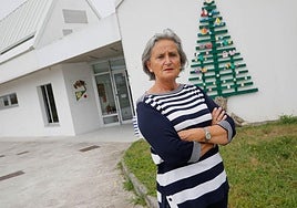 Soledad Lafuente, frente a la sede de la asociación vecinal que preside desde hace más de dos décadas.