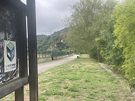 El paseo fluvial entre Puente de Arco y Lada a su paso por las inmediaciones de la térmica, donde finaliza.