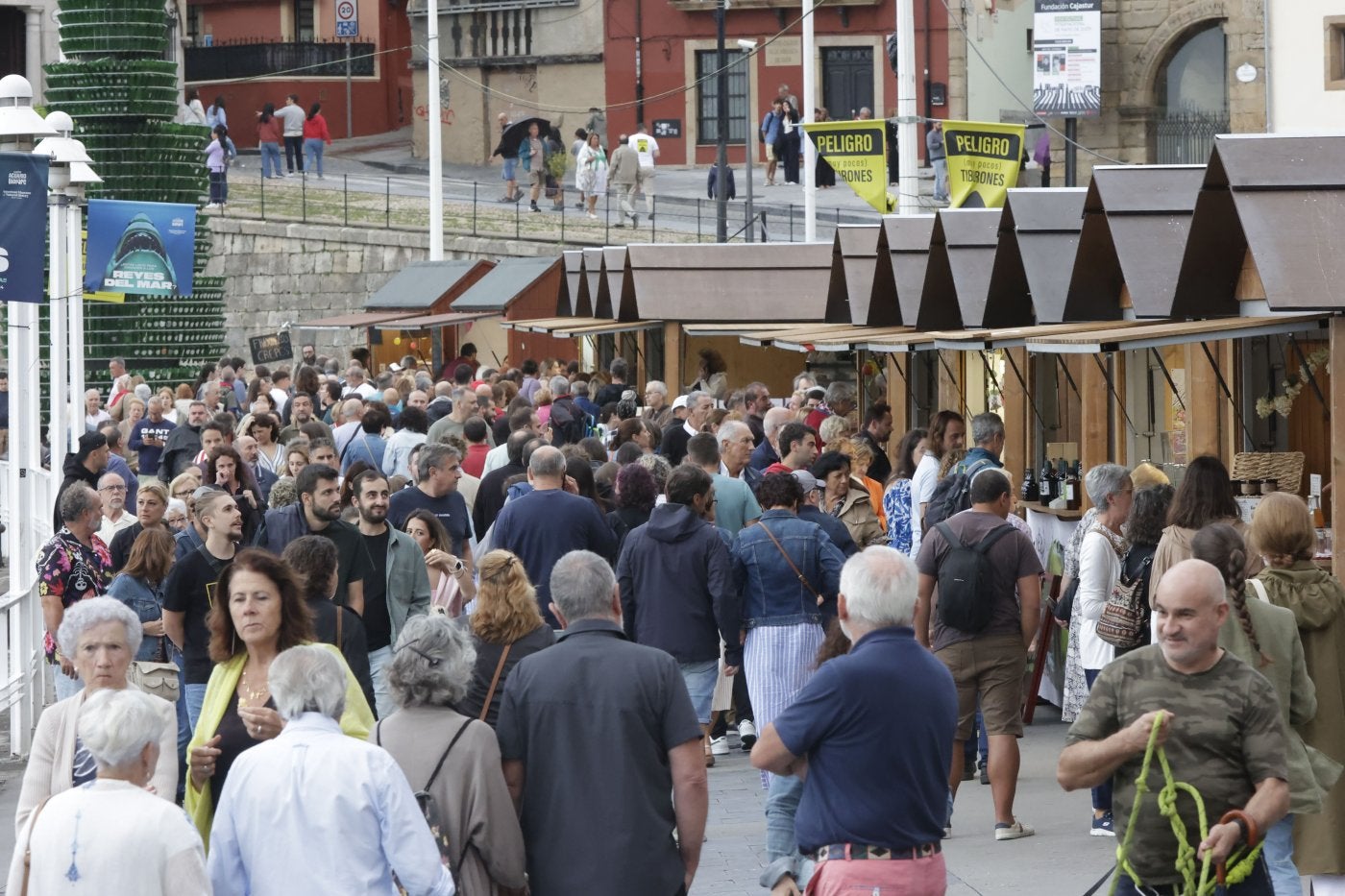 Cientos de personas pasearon por el Muelle, a pesar de la lluvia intermitente, para no perderse el Mercadín de la Sidra y la Manzana.