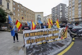 Concentración ante el monumento franquista.