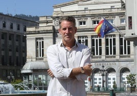 Lucas Macías, ante el Teatro Campoamor.