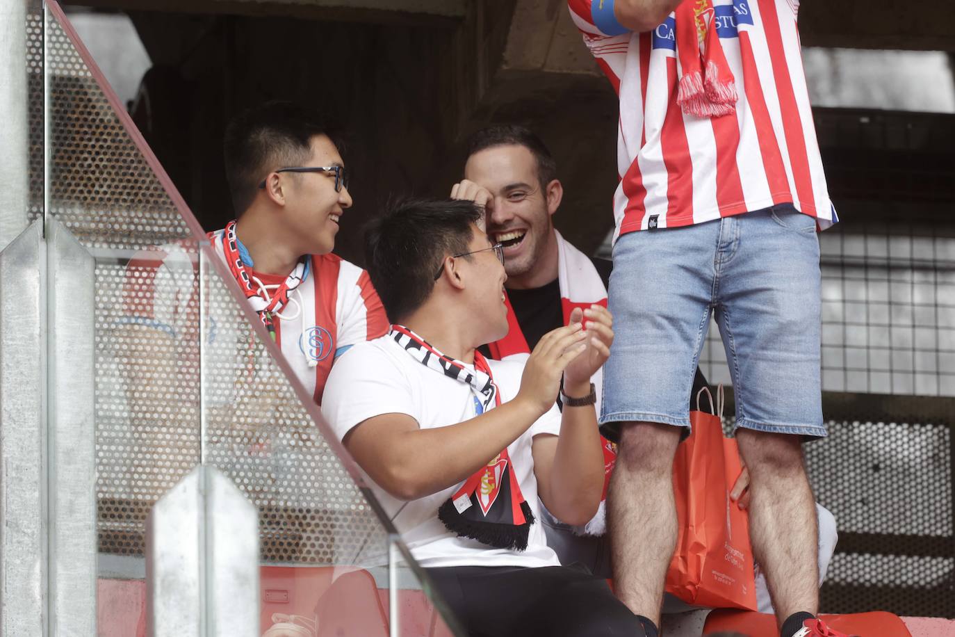 ¿Estuviste en El Molinón en el Sporting - Eldense? ¡Búscate!