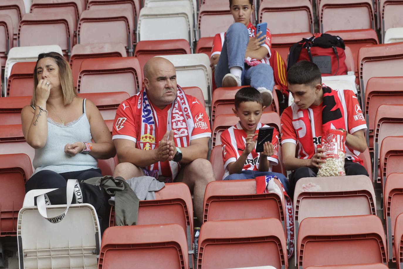 ¿Estuviste en El Molinón en el Sporting - Eldense? ¡Búscate!