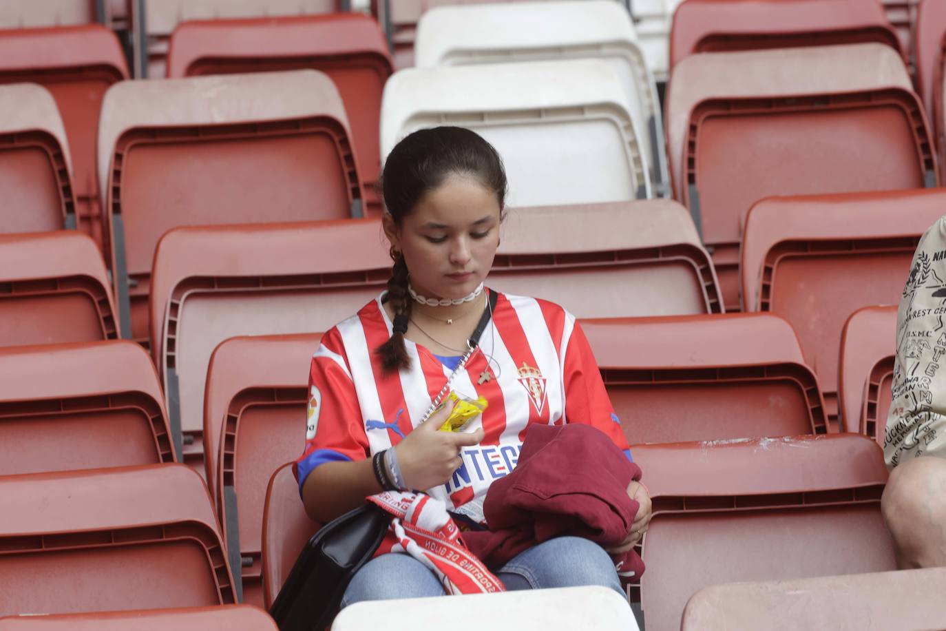 ¿Estuviste en El Molinón en el Sporting - Eldense? ¡Búscate!