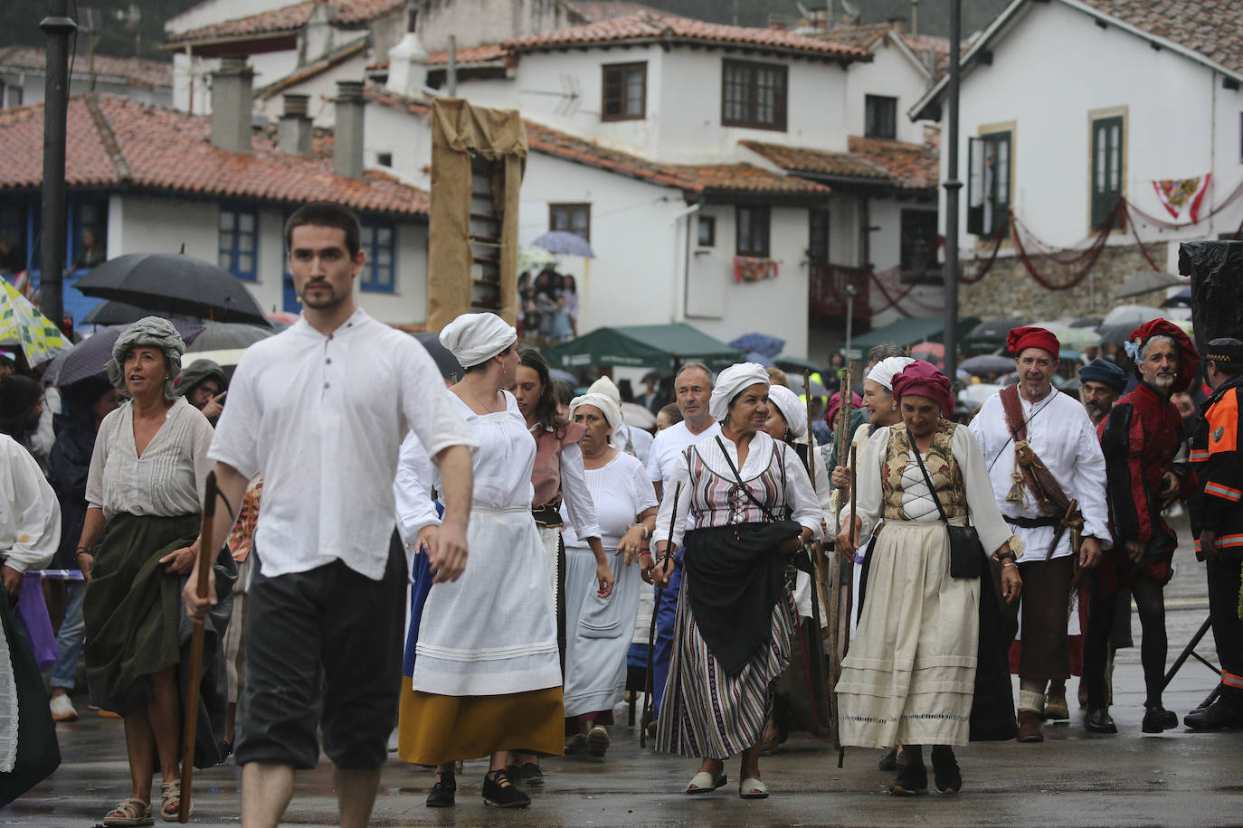 Tazones vive un Desembarco pasado por agua