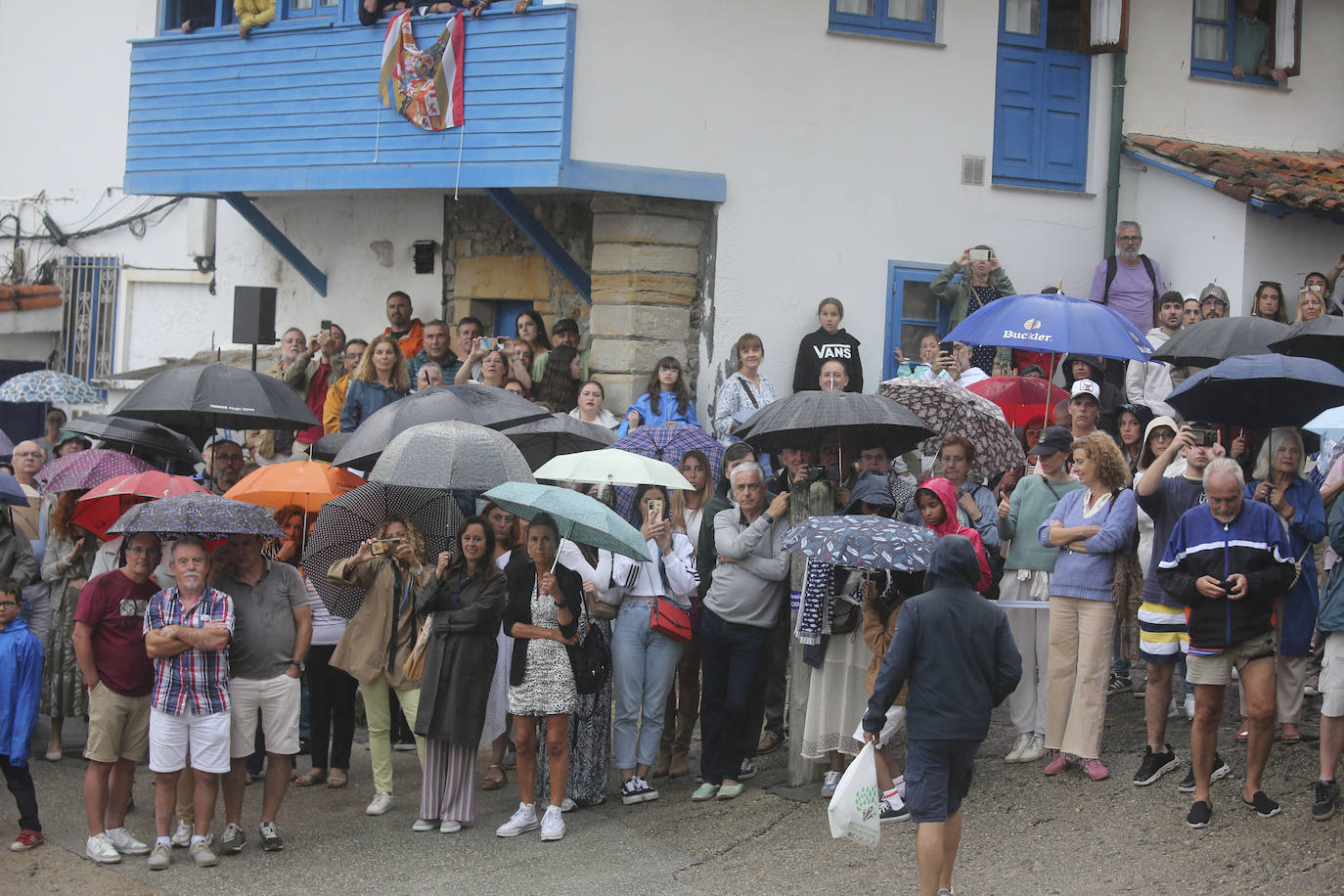 Tazones vive un Desembarco pasado por agua