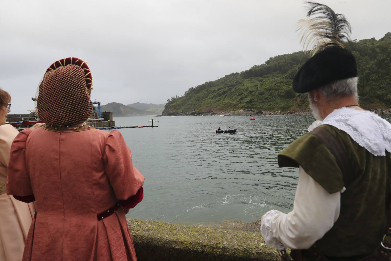 Tazones vive un Desembarco pasado por agua