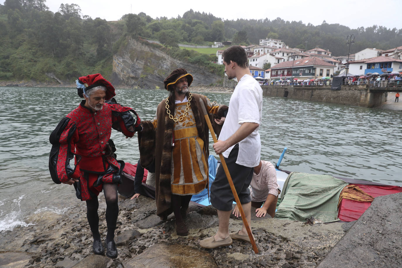 Tazones vive un Desembarco pasado por agua