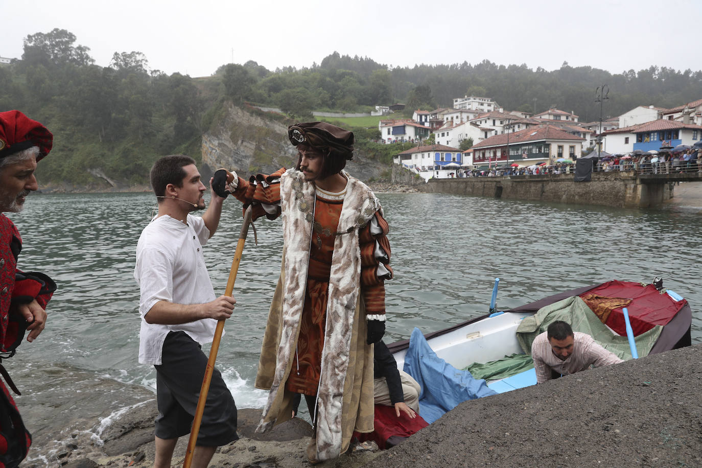 Tazones vive un Desembarco pasado por agua