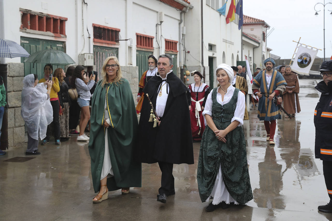 Tazones vive un Desembarco pasado por agua