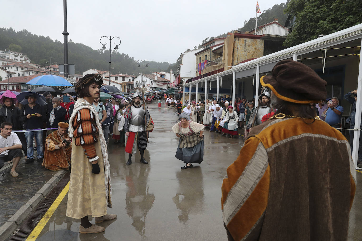 Tazones vive un Desembarco pasado por agua