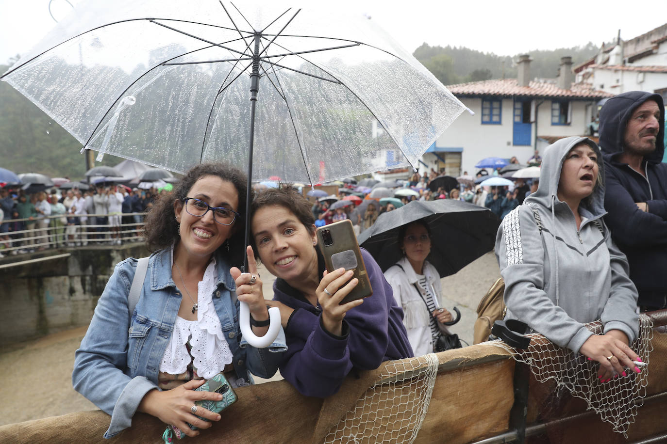 Tazones vive un Desembarco pasado por agua