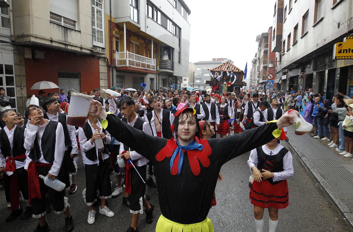 El Descenso Folklórico del Nalón no se rinde ante la lluvia