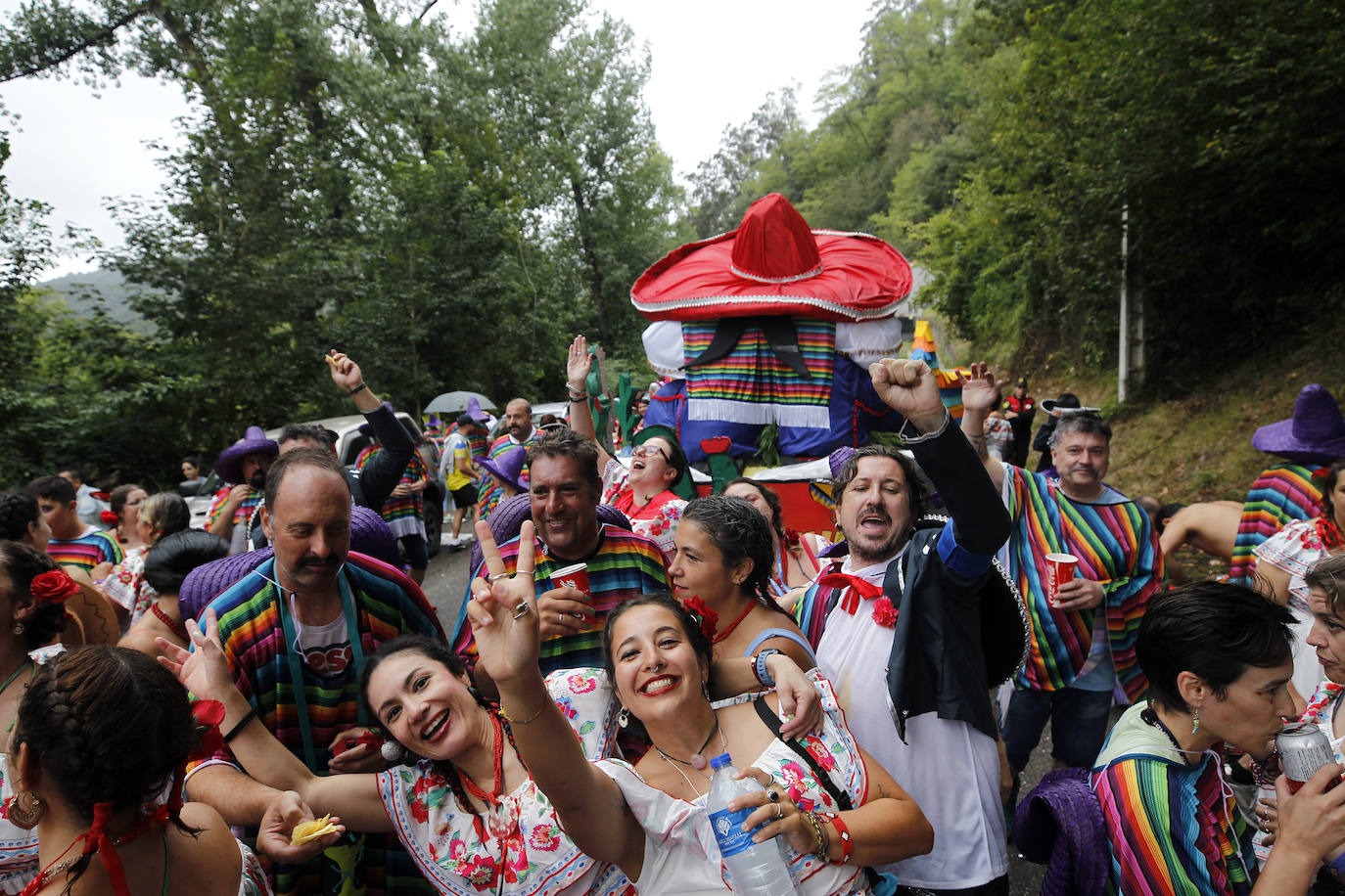 El Descenso Folklórico del Nalón no se rinde ante la lluvia