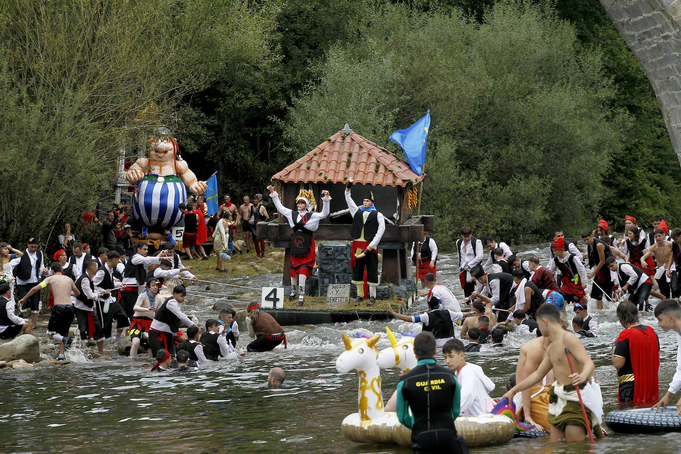 El Descenso Folklórico del Nalón no se rinde ante la lluvia