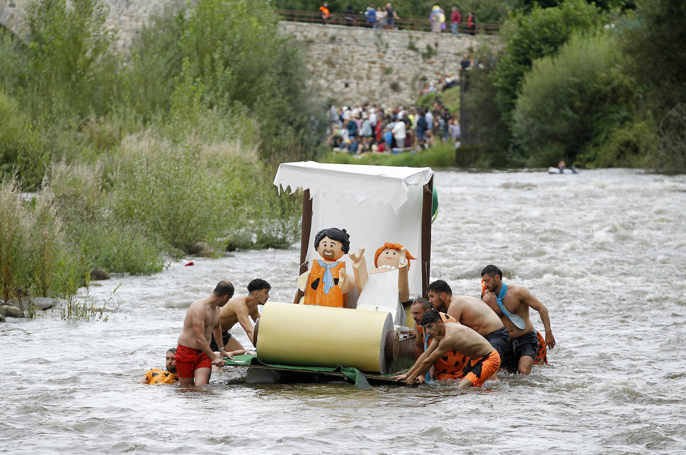 El Descenso Folklórico del Nalón no se rinde ante la lluvia