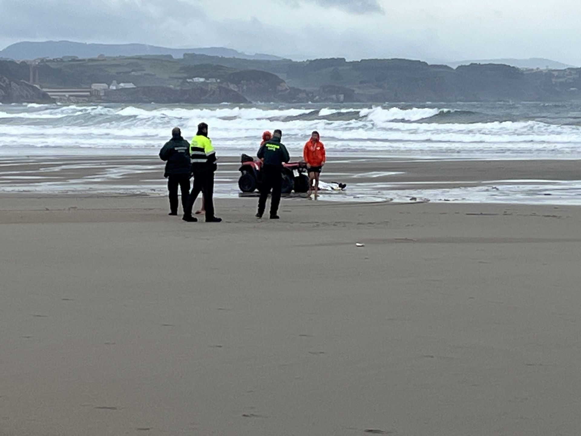 Imágenes: Los socorristas de la playa de San Juan hallan el cádaver de un pescador