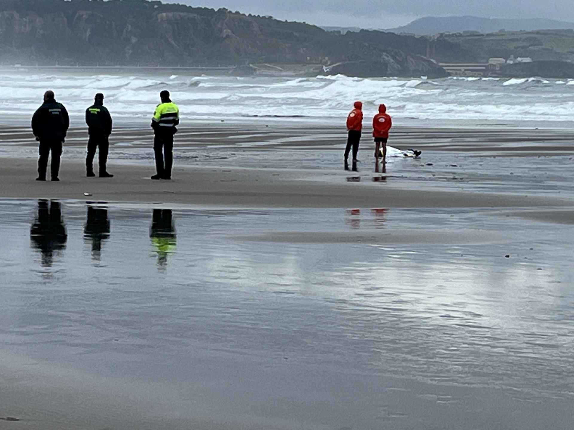 Imágenes: Los socorristas de la playa de San Juan hallan el cádaver de un pescador